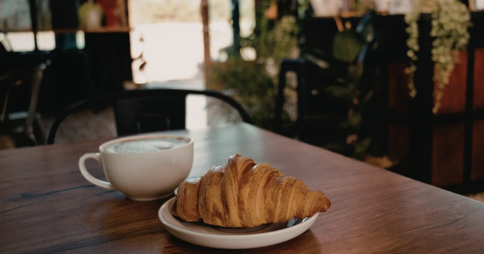 Top Dining Experiences in Lee Vining for Travelers & Food Lovers